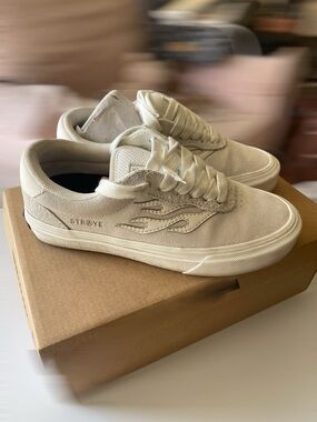 STRØYE Cream Suede Low-Top Sneakers with Flame Detail